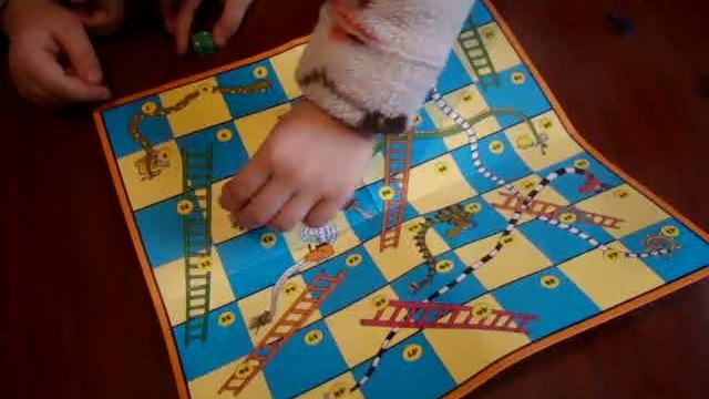 Играем в игру Змейки и лесенки))) смотреть онлайн