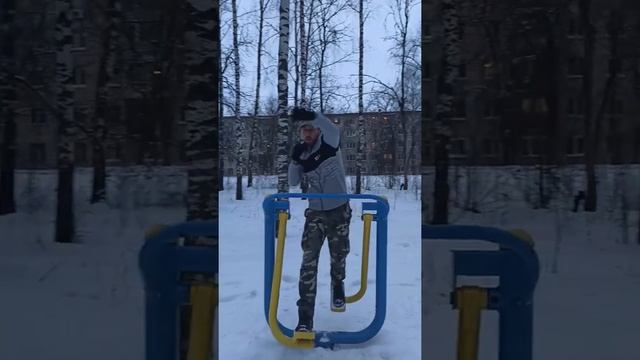 Зимняя спорт-площадка. Разминка на свежем воздухе ? смотреть онлайн