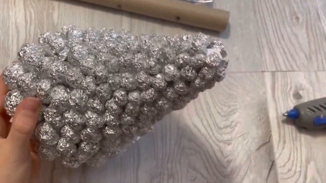 2 ИДЕИ / Поделки из ФОЛЬГИ Своими руками на Новый год Как сделать ЁЛОЧКУ Новогодние Поделки смотреть онлайн