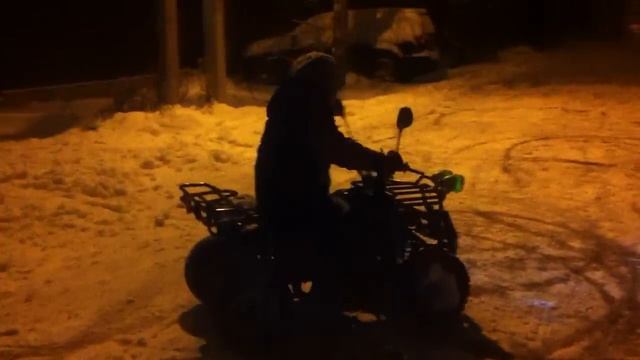 Четырёх летний мальчик катается на квадроцикле смотреть онлайн