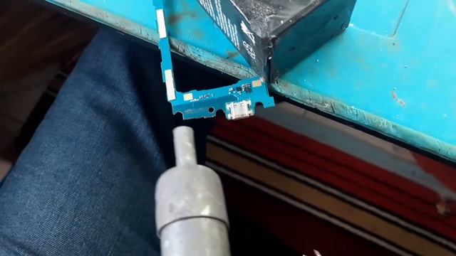 Разборка и замена разъема зарядки J260f 拆卸和更换J260f充电接口