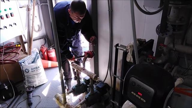 Нарезаем резьбу на трубе с помощью трубного клуппа смотреть онлайн