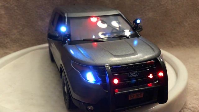 1/18 SCALE GRAY UNDERCOVER FORD EXPLORER DIECAST WITH WORKING LIGHTS AND SIREN DIECAST MODEL смотреть онлайн
