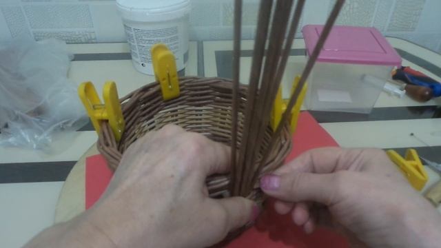 Корзинка- конфетница. Для начинающих плетунов. Плетение из бумажной лозы. Часть 2. смотреть онлайн
