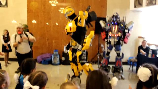 Перед началом награждения можно было потанцевать с трансформерами смотреть онлайн