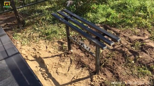 Гранитное надгробие и памятник из красного гранита на деревенском кладбище смотреть онлайн