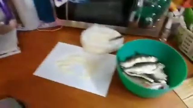 Рыба СОРОГА жареная в манке смотреть онлайн