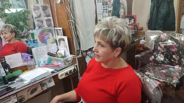 Постриглись под классическую стрижку.сделали мелирование