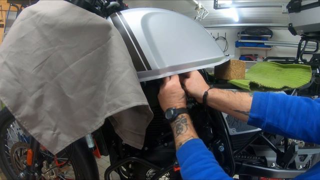 Royal Enfield Himalayan fuel tank removal смотреть онлайн