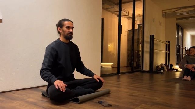 Йога — не про закручивание себя в разные позы. А про что? смотреть онлайн