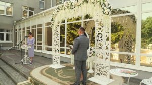 Жених и невеста на  регистрации брака