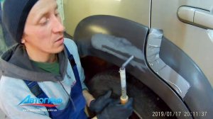 Царапина на пластиковом крыле автомобиля.