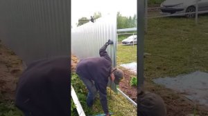 Кондуктор для установки профлиста для забора одному