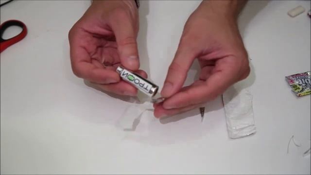 Лайфхак как развести огонь без спичек с помощью батарейки и жвачки смотреть онлайн