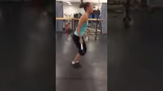 Невероятная девочка творит чудеса со скакалкой смотреть онлайн