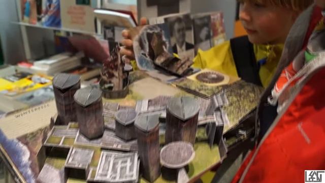 Франция. Париж. Книжный магазин. Книга "Игра Престолов". смотреть онлайн