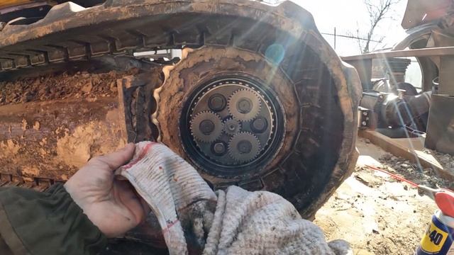 Замен уплотнения в крышке бортового редуктора. Мини экскаватор. Komatsu Pc50uu2e.