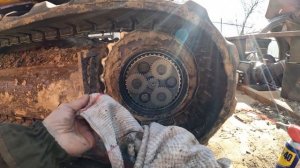 Замен уплотнения в крышке бортового редуктора. Мини экскаватор. Komatsu pc50uu2e.