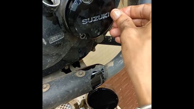 How to do SUZUKI GIXXER_GSX_GS150R bike engine oil service_ filter changing at HOME under 10 mins. смотреть онлайн