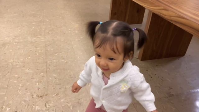 [SUB] 또 아빠 책장 앞에서 놀다 걸린 라일라? | 쇼윈도 맘 | 숟가락 갖고 엄마 놀리는 장난꾸러기 라일라 | 국제가족 ? 온을