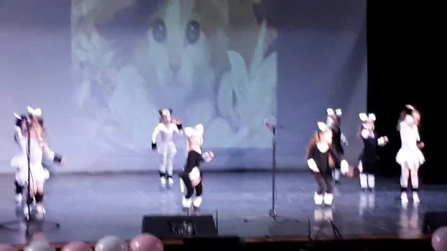 Дин-дон 2018 Танец " Маленьких котят" музыкальный руководитель: Бекетова Татьяна Владимировна смотреть онлайн