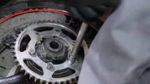 Cambiar cadena Yamaha FZ6-S ( Замена звезд и цепи на мотоцикле )