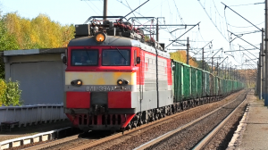ВЛ11-394 с грузовым поездом следует через о.п. Шайтанка