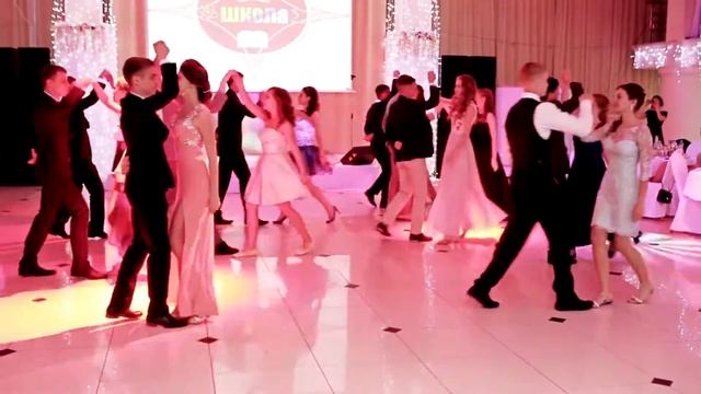 Школьный вальс на Выпускной в Новосибирске. Студия свадебного танца TWIST смотреть онлайн