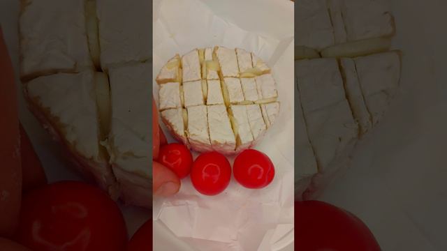 камамбер с черри и помидорами в духовке