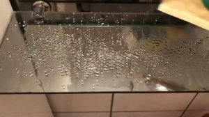 Чем отмыть полку в ванной от известкового налёта?