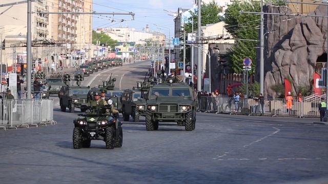 Военные квадроциклы и другая техника. Москва. смотреть онлайн