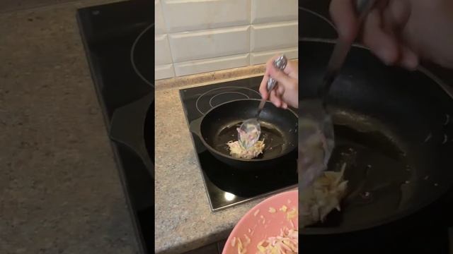 Драники из картофеля с колбасой смотреть онлайн