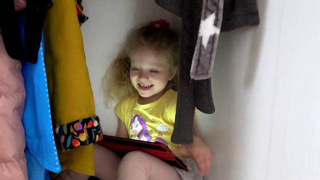 Саша и мама учит детей. Саша и Лола играют в планшет и правила поведения детей от Svitiki смотреть онлайн