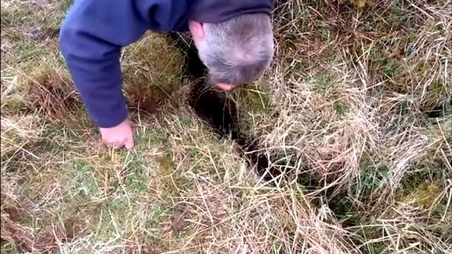 Прямо из под земли мужчины услышали душераздирающие крики... смотреть онлайн