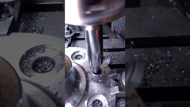 Работа расточной головкой с авто подачей. смотреть онлайн