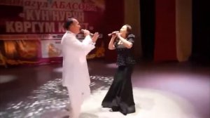 Малика Дина атасы Абдумалик Шерматов менен дуэт ырдады