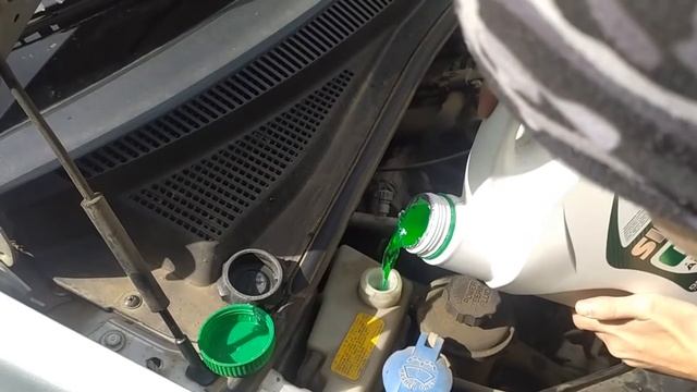 Kia Picanto 2007. Куда заливать антифриз смотреть онлайн