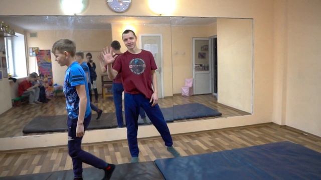 Брейк данс Урок 4 Тренировка на матах смотреть онлайн