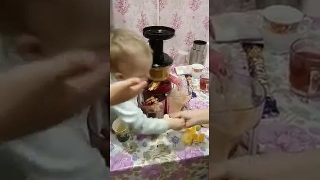 Соковыжималка Dexp,делаем сок смотреть онлайн