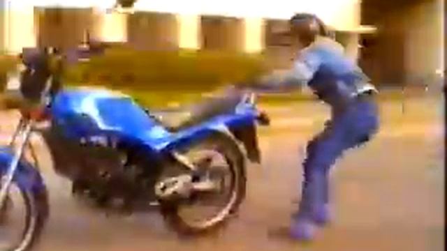 НЕРЕАЛЬНО КРУТО! чудак скользит за мотоциклом! смотреть онлайн