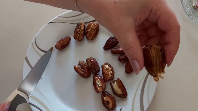 Финики с начинкой .100 гр фиников - 277 ккал . Stuffed dates .Dates 100 gr - 277 calories смотреть онлайн