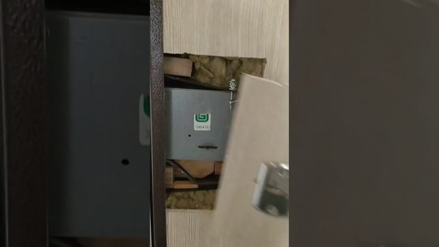 Установка дверей. Очень странный способ крепления замка в входной двери....