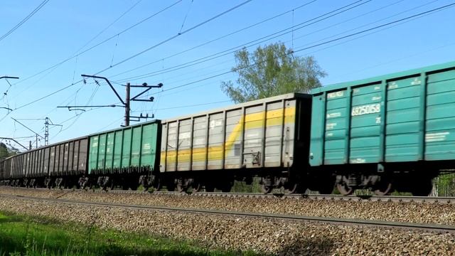 «Тройник» ВЛ11-349/348А с грузовым поездом на перегоне смотреть онлайн