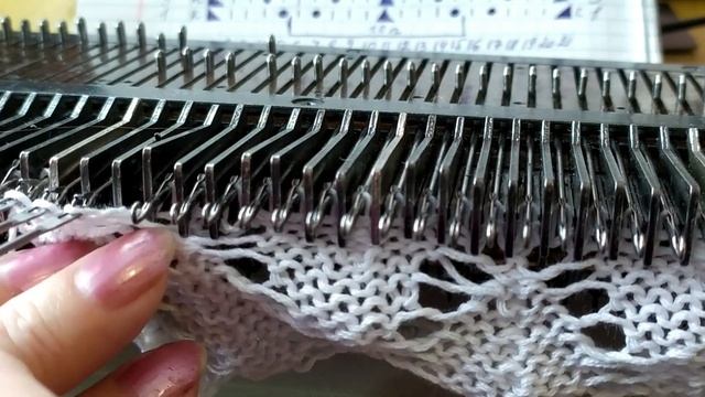 УРОКИ ВЯЗАНИЯ НА МАШИНЕ НЕВА .УЗОР ЛИСТЬЯ.СХЕМА НА СПИЦЫ И ДЛЯ МАШИНЫ. смотреть онлайн