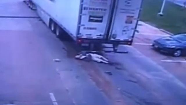 Дверью фуры вырубило человека смотреть онлайн