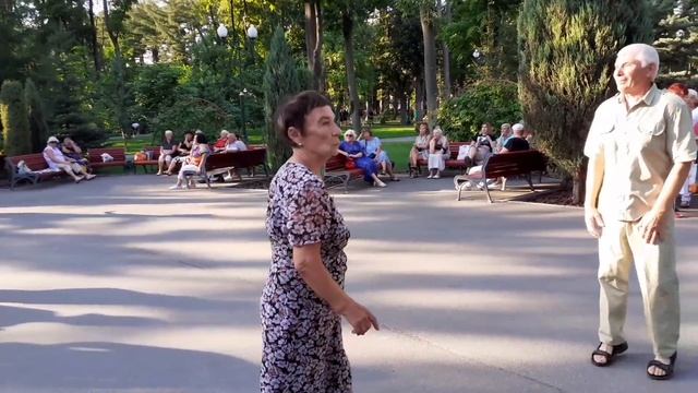 ОЙ, СМЕРЕКО!??/ТАНЦЫ В ПАРКЕ ГОРЬКОГО ХАРЬКОВ АВГУСТ 2021 смотреть онлайн