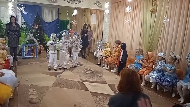 7 Выступление белых лошадей. Новогодний утренник в садике смотреть онлайн