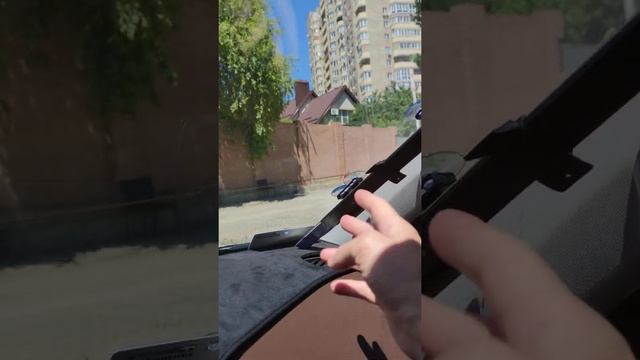 Солнцезащитная шторка на лобовое стекло автомобиля.