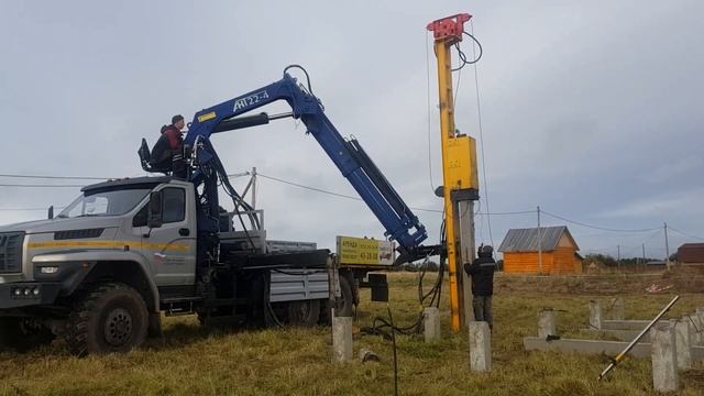 Уникальная сваебойная установка на базе КМУ. Забивка сваи 200 × 200 смотреть онлайн