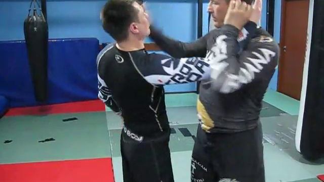 Освобождение от захвата за шею через большой палец с ударом локтём. смотреть онлайн